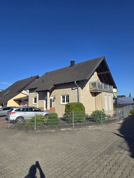 Gepflegtes Einfamilienhaus mit möglicher Einliegerwohnung, Doppelgarage und großem Stellplatzangebot